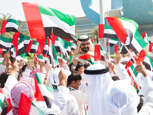 الإمارات تحتفل بيوم العلم بمشاركة واسعة من مختلف قطاعات الدولة