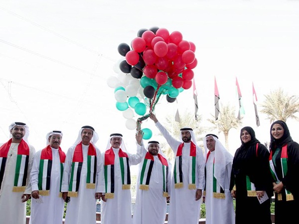 الإمارات تحتفل بيوم العلم بمشاركة واسعة من مختلف قطاعات الدولة