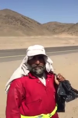 بالفيديو .. عامل عجوز يعمل تحت أشعة الشمس الحارقة