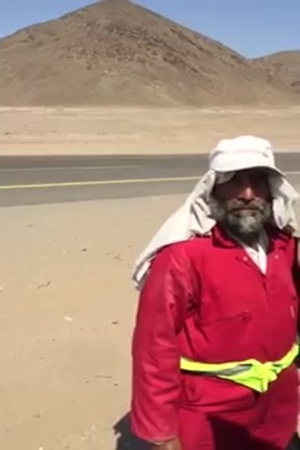 بالفيديو .. عامل عجوز يعمل تحت أشعة الشمس الحارقة
