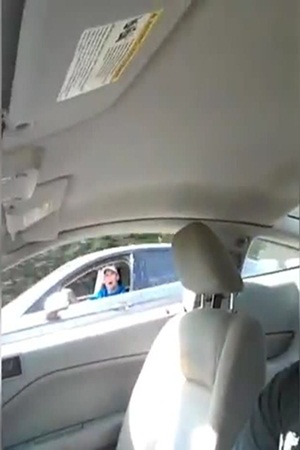 شجار بين سائقين ينتهي بإخراج المسدس .. فيديو