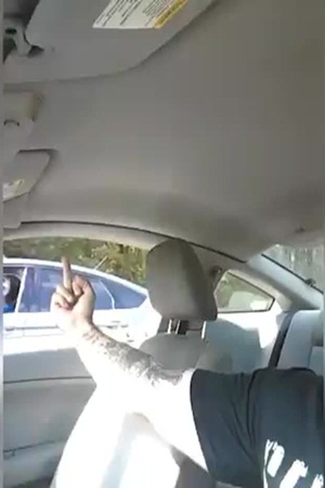 شجار بين سائقين ينتهي بإخراج المسدس .. فيديو