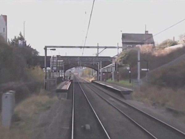 أنقذت صديقتها في اللحظة الأخيرة .. فيديو