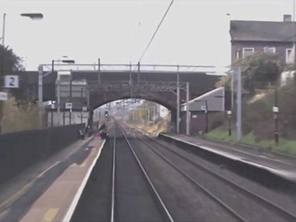 أنقذت صديقتها في اللحظة الأخيرة .. فيديو