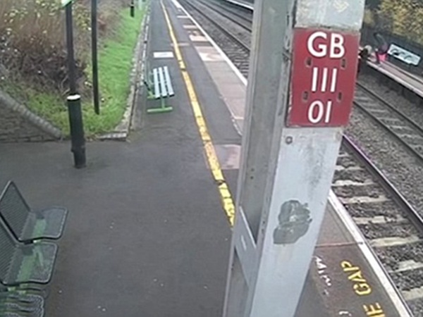 أنقذت صديقتها في اللحظة الأخيرة .. فيديو