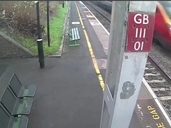 أنقذت صديقتها في اللحظة الأخيرة .. فيديو