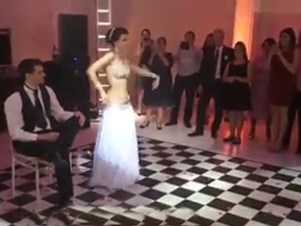 أشعلت العريس والحفل والحضور والفيسبوك بحفل زفافها .. فماذا فعلت