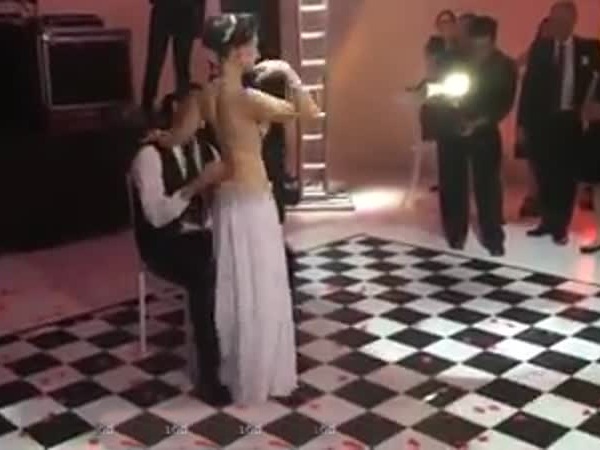 أشعلت العريس والحفل والحضور والفيسبوك بحفل زفافها .. فماذا فعلت