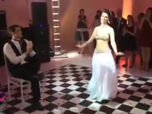 أشعلت العريس والحفل والحضور والفيسبوك بحفل زفافها .. فماذا فعلت