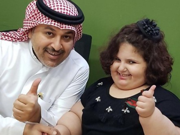 طفلة سعودية تتلقى العلاج كي تفقد وزنها المرضي