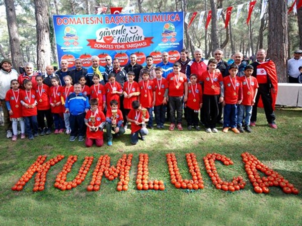 يتناولون 5 كيلوغرامات من الطماطم في 3 دقائق .. والسبب غريب