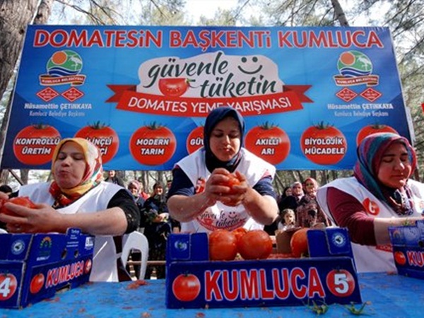 يتناولون 5 كيلوغرامات من الطماطم في 3 دقائق .. والسبب غريب