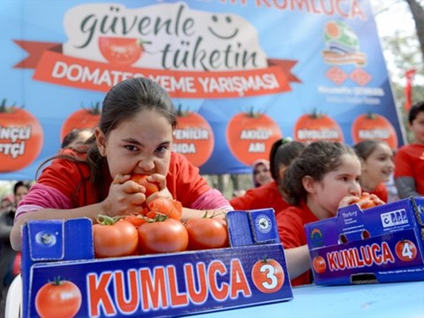 يتناولون 5 كيلوغرامات من الطماطم في 3 دقائق .. والسبب غريب