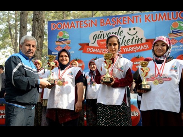 يتناولون 5 كيلوغرامات من الطماطم في 3 دقائق .. والسبب غريب