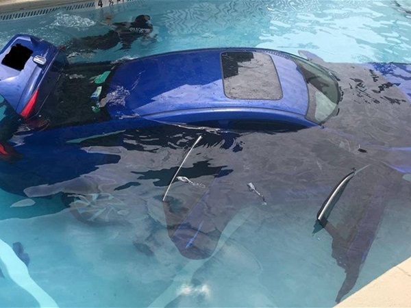 بالصور: سيدة تُسقط سيارتها في حوض سباحة!