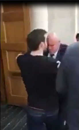 شاهد الاعتداء الجسدي على اللواء أحمد عسيري في لندن