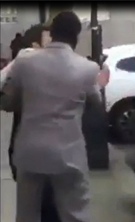 شاهد الاعتداء الجسدي على اللواء أحمد عسيري في لندن