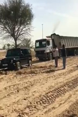 بالفيديو .. ولي عهد دبي يخرج شاحنة من ورطة