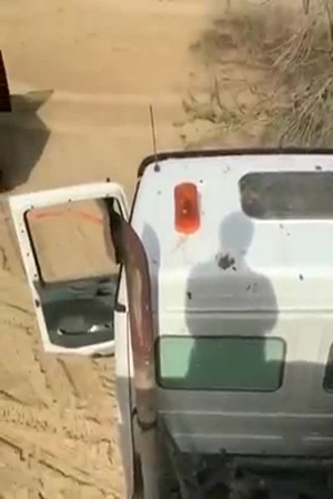 بالفيديو .. ولي عهد دبي يخرج شاحنة من ورطة