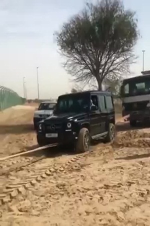 بالفيديو .. ولي عهد دبي يخرج شاحنة من ورطة