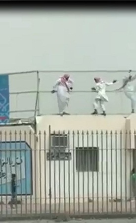 شاهد هروب الطلبة قبل بداية الأجازة بأيام