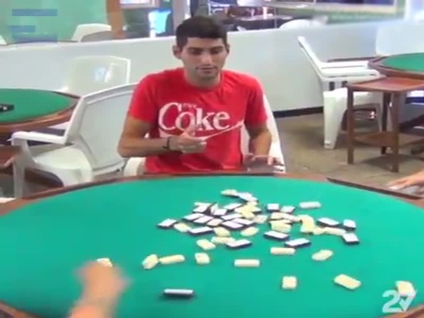 شاهد هذا الشاب المدهش يقوم بخدعه السحرية