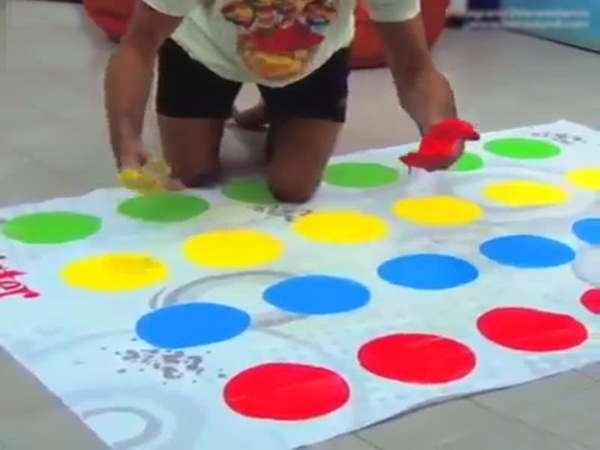 شاهد هذا الشاب المدهش يقوم بخدعه السحرية