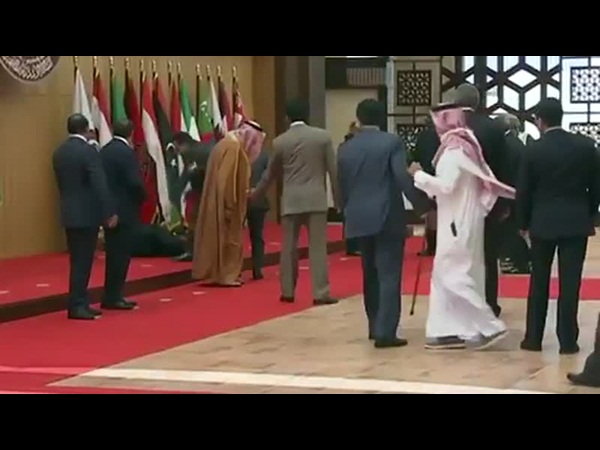 ميشال عون يتعثر عند التقاط الصورة الجماعية في القمة العربية