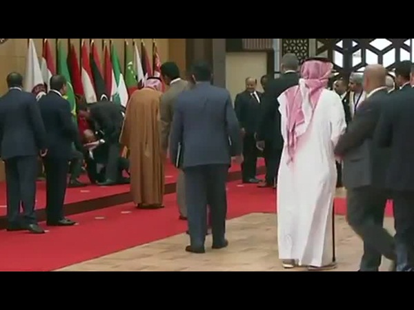 ميشال عون يتعثر عند التقاط الصورة الجماعية في القمة العربية