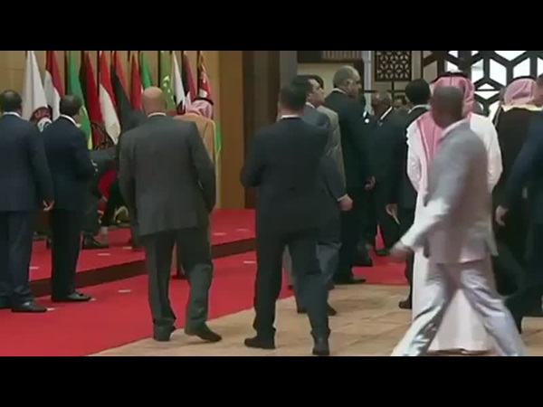 ميشال عون يتعثر عند التقاط الصورة الجماعية في القمة العربية