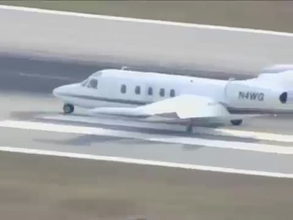 بالفيديو .. الهبوط اضطراريًا بعد فقد عجلة الطائرة