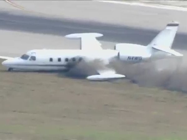 بالفيديو .. الهبوط اضطراريًا بعد فقد عجلة الطائرة