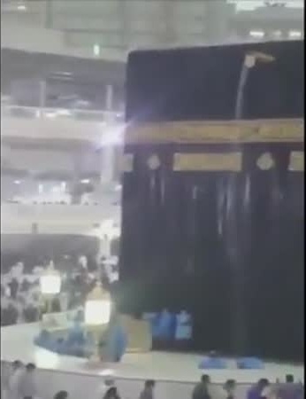 فيديو بديع .. شاهد الامطار وهي تغسل الكعبة