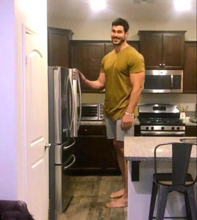هكذا يبدو رجل الشجرة في منزله
