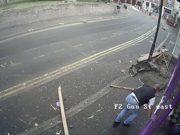 ينجو من حادث اصطدام بمعجزة .. ولكن الأغرب هو ما حدث لاحقُا .. فيديو