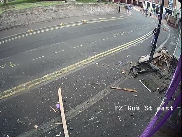 ينجو من حادث اصطدام بمعجزة .. ولكن الأغرب هو ما حدث لاحقُا .. فيديو