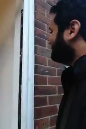 مسلم يعيد محفظة إلى صاحبها .. والفيديو ينتشر على الإنترنت