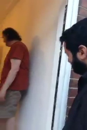 مسلم يعيد محفظة إلى صاحبها .. والفيديو ينتشر على الإنترنت