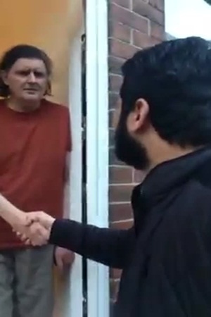 مسلم يعيد محفظة إلى صاحبها .. والفيديو ينتشر على الإنترنت