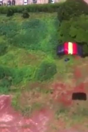 بالفيديو .. يقفز من شرفة المنزل بالمظلة