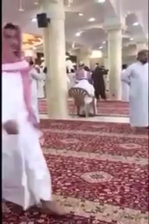 بالفيديو ... التعدي على إمام مسجد والتهديد بتفجيره