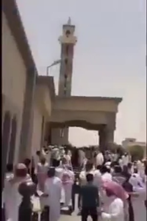 بالفيديو ... التعدي على إمام مسجد والتهديد بتفجيره