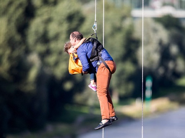 رعب في الهواء فوق المياه .. وقوات الإنقاذ تتدخل .. فيديو