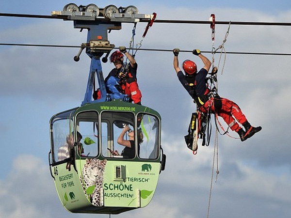 رعب في الهواء فوق المياه .. وقوات الإنقاذ تتدخل .. فيديو