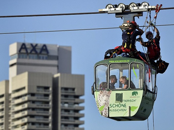 رعب في الهواء فوق المياه .. وقوات الإنقاذ تتدخل .. فيديو