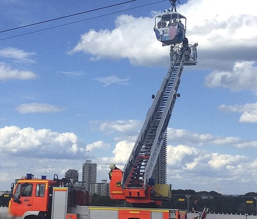 رعب في الهواء فوق المياه .. وقوات الإنقاذ تتدخل .. فيديو