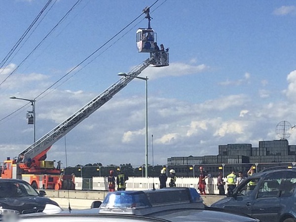 رعب في الهواء فوق المياه .. وقوات الإنقاذ تتدخل .. فيديو