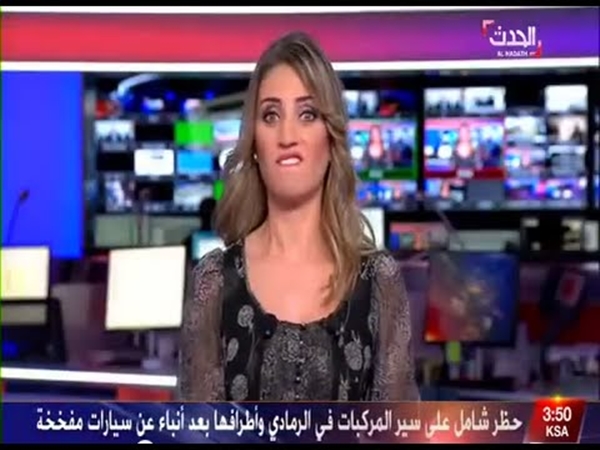 لم تدرك إنها على الهواء فقامت بهذه الحركة!