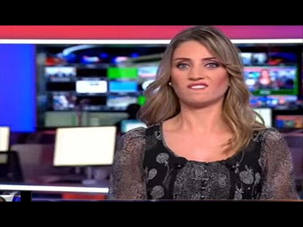 لم تدرك إنها على الهواء فقامت بهذه الحركة!