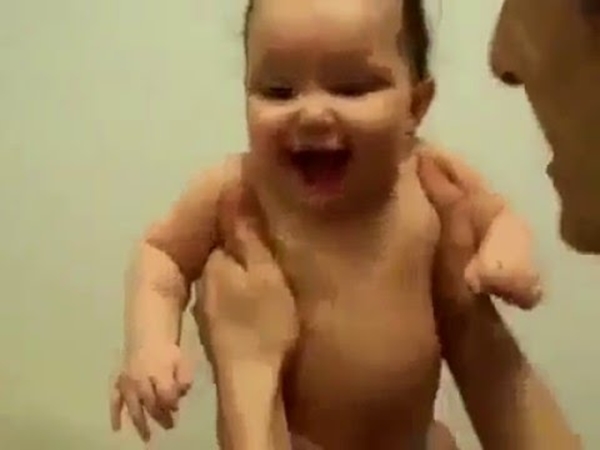 فيديو مضحك..لأب يدلع ابنه بطريقة غريبة